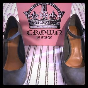 EUC faux suede grey Tess platform heels 8